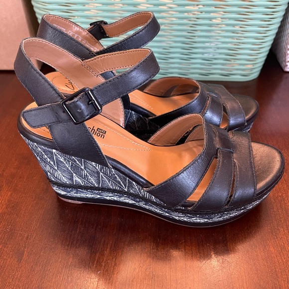 Clarks Zia Noble Women’s Open Toe Ankle Strap Wedge
Sandals - Picture 6 of 9